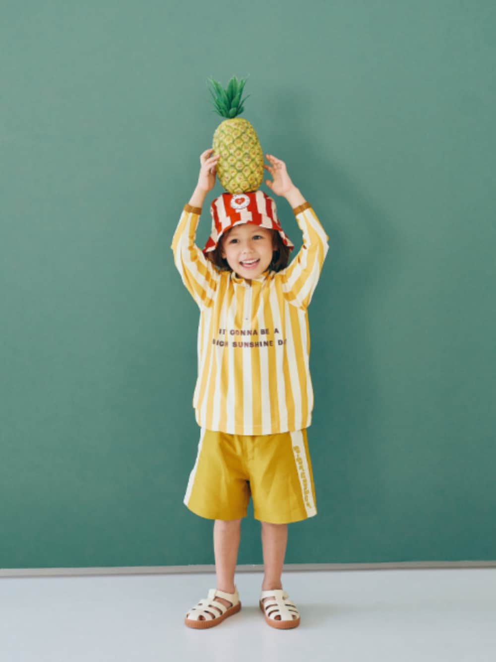 「F.O.Online Store、エフオーオンラインストア(F.O.Online Store)、p.premier、ピードットプルミエ、キッズコーデ、キッズファッション、男の子、水着、スイムウェア、ハット、海、プール、夏休み、夏コーデ、お出かけコーデ」｜「p.premierのストライプハーフジップラッシュガード（ラッシュガード、イエロー系）」を使った、F.O.OnlineStoreさん（キッズ・110cm）の春コーディネートの1枚目の写真