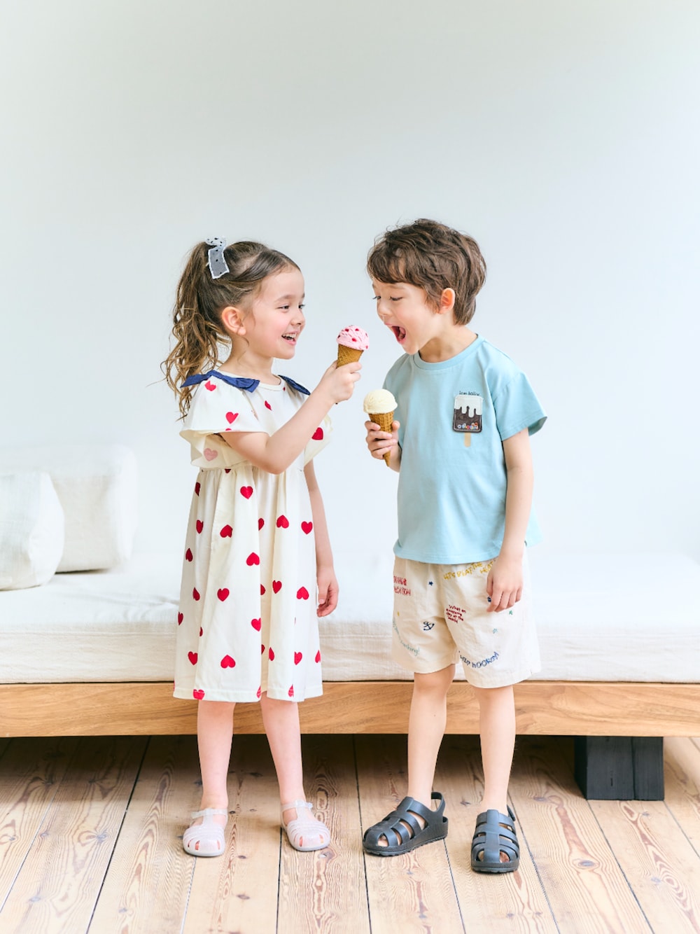 「F.O.Online Store、エフオーオンラインストア(F.O.Online Store)、apres les cours、アプレレクール、キッズコーデ、キッズファッション、女の子、男の子、春夏コーデ、ハーフパンツ、総柄、サンダル、きれいめカジュアル、デートコーデ、お出かけコーデ」｜「apres les coursのジェリーサンダル（サンダル、ホワイト系）」を使った、F.O.OnlineStoreさん（キッズ・110cm）の春コーディネートの1枚目の写真