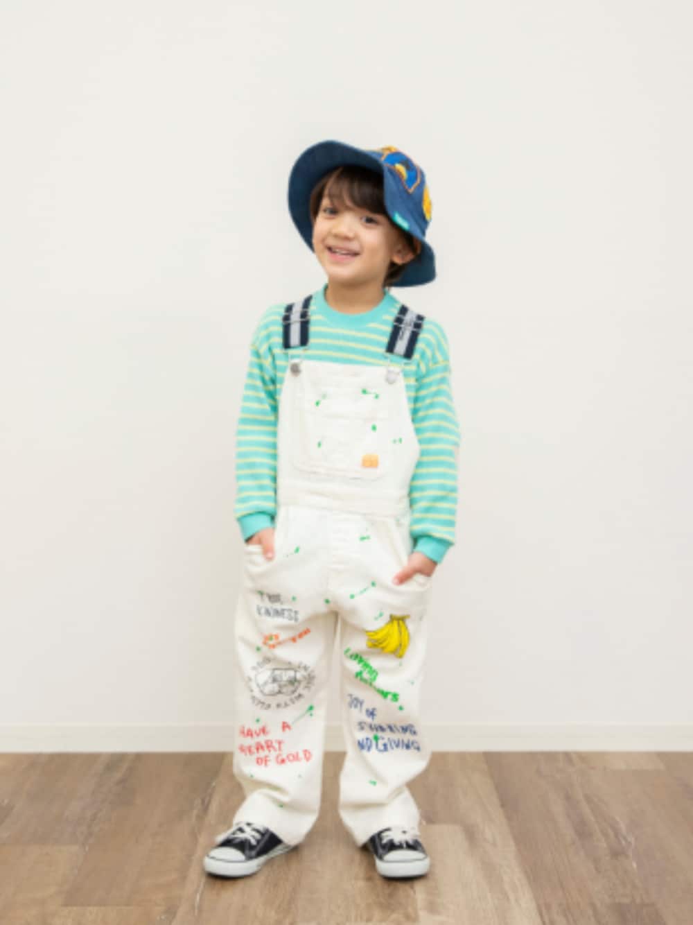 「F.O.Online Store、エフオーオンラインストア(F.O.Online Store)、BREEZE、ブリーズ、キッズコーデ、キッズファッション、男の子、ユニセックス、カジュアルコーデ、お出かけコーデ、お花見、ハット、サロペット、春めき満開コーデ、スポーツミックス」｜「BREEZEのワッペンハット（ハット、ブルー系）」を使った、F.O.OnlineStoreさん（キッズ・110cm）の春コーディネートの1枚目の写真