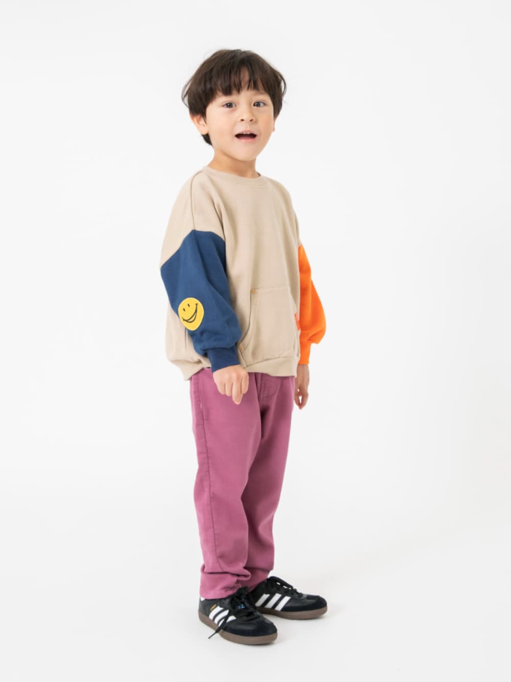 その他のスウェット、レッド系のその他パンツを着用したキッズの秋コーディネートの1枚目の写真