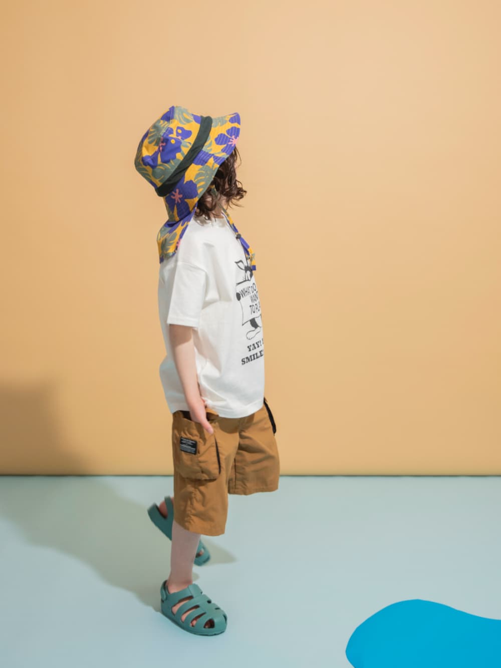 「F.O.Online Store、エフオーオンラインストア(F.O.Online Store)、BREEZE、ブリーズ、キッズコーデ、キッズファッション、男の子、ユニセックス、アウトドアスタイル、ハット、雨の日コーデ、ハーフパンツ、サンダル、カジュアル、カーゴパンツ」｜「BREEZEの【UVカット/撥水加工】水陸両用アクティブアウトドアハット（ハット、イエロー系）」を使った、F.O.OnlineStoreさん（キッズ・110cm）の夏コーディネートの1枚目の写真