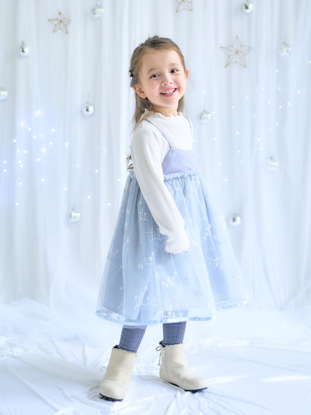 「F.O.Online Store、エフオーオンラインストア(F.O.Online Store)、apres les cours、アプレレクール、キッズコーデ、キッズファッション、女の子、入園式、入学式、卒園式、卒業式、フォーマル、記念日コーデ、発表会、ワンピース」｜「apres les coursのリボンパールショートブーツ（ブーツ、ベージュ系）」を使った、F.O.OnlineStoreさん（キッズ・110cm）の冬コーディネートの1枚目の写真