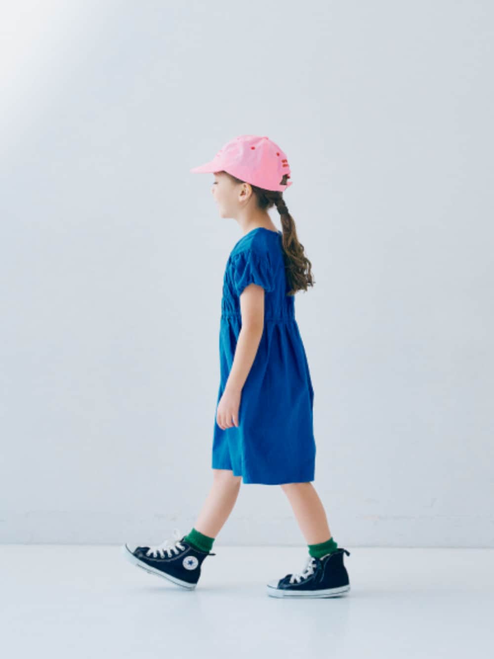 「F.O.Online Store、エフオーオンラインストア(F.O.Online Store)、p.premier、ピードットプルミエ、キッズコーデ、キッズファッション、女の子、女の子コーデ、ワンピース、キャップ、春コーデ、春色、カジュアルコーデ、靴下チラ見せ、おでかけコーデ」｜「p.premierのイロチ買いしたいカラーリブソックス（ソックス/靴下、グリーン系）」を使った、F.O.OnlineStoreさん（キッズ・110cm）の春コーディネートの1枚目の写真