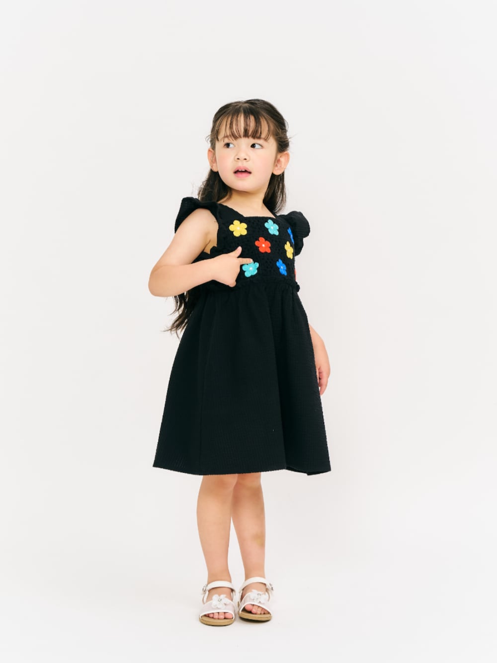 「F.O.Online Store、エフオーオンラインストア(F.O.Online Store)、apres les cours、アプレレクール、キッズコーデ、キッズファッション、女の子、女の子コーデ、ワンピース、サンダル、きれいめカジュアル、お出かけコーデ、夏服、休日スタイル、プチプラ」｜「apres les coursのクリアフラワーモチーフサンダル（サンダル、ホワイト系）」を使った、F.O.OnlineStoreさん（キッズ・110cm）の夏コーディネートの1枚目の写真