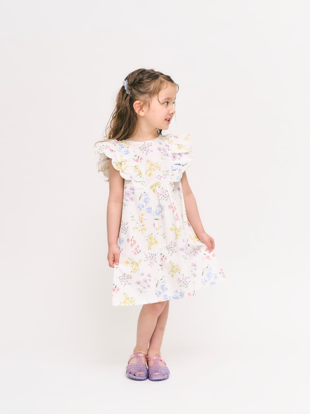 「F.O.Online Store、エフオーオンラインストア(F.O.Online Store)、apres les cours、アプレレクール、キッズコーデ、キッズファッション、女の子、女の子コーデ、ワンピース、サンダル、ヘアアクセサリー、春夏コーデ、淡色コーデ、シンプルコーデ、きれいめカジュアル」｜「apres les coursのハートモチーフヘアクリップセット（バレッタ/ヘアクリップ、ブルー系）」を使った、F.O.OnlineStoreさん（キッズ・110cm）の春コーディネートの1枚目の写真