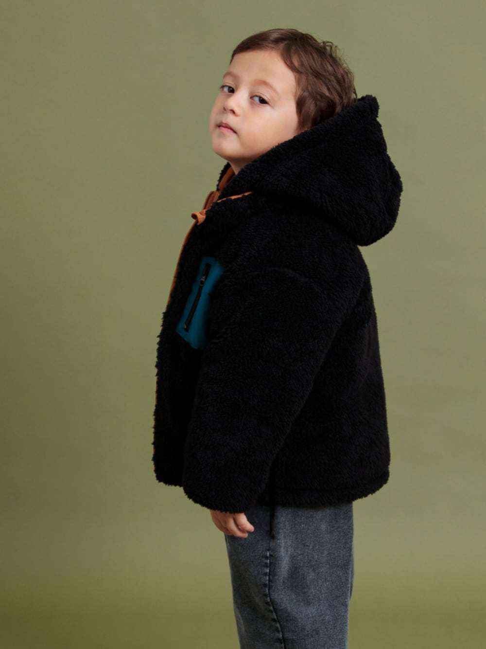 「BREEZE、エフオーオンラインストア(F.O.Online Store)、F.O.Online Store、秋冬コーデ、冬コーデ、キッズコーデ、キッズファッション、あったかコーデ、プチプラ、アウター、中綿ジャケット、リバーシブル」｜「BREEZEの中綿ボアリバーシブルブルゾン_マシンウォッシャブル（ダウンジャケット/コート、イエロー系）」を使った、F.O.OnlineStoreさん（キッズ・110cm）の秋コーディネートの1枚目の写真