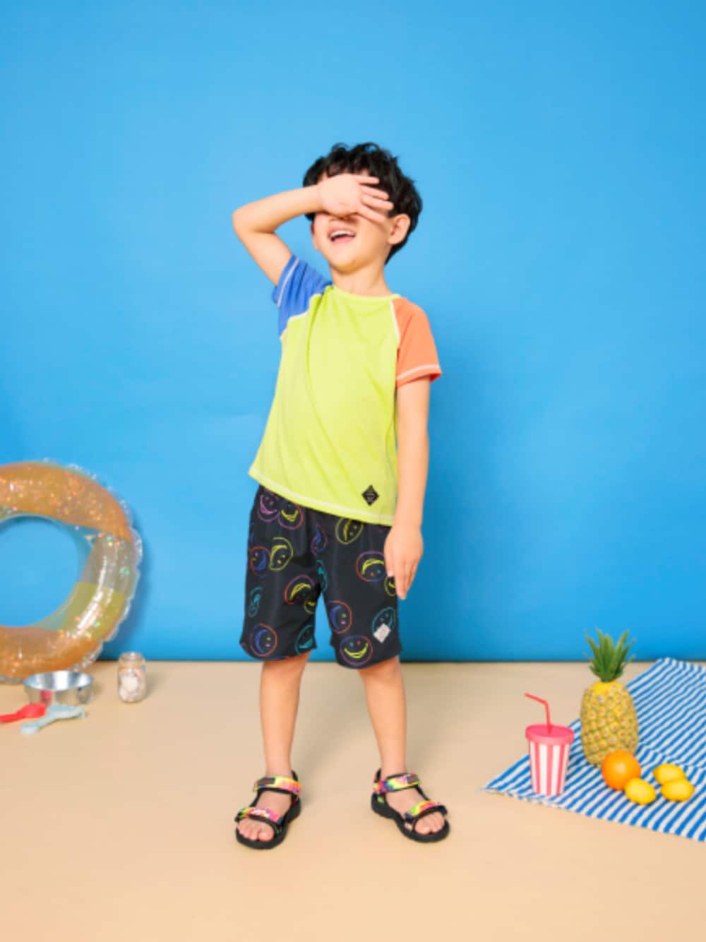 「F.O.Online Store、エフオーオンラインストア(F.O.Online Store)、BREEZE、ブリーズ、キッズコーデ、キッズファッション、男の子、男の子コーデ、水着、ラッシュガード、スイムウェア、サンダル、プール、カジュアルコーデ、プチプラ」｜「BREEZEの【ジュニア対応】半袖ラッシュガード_UVカット（ラッシュガード、グリーン系）」を使った、F.O.OnlineStoreさん（キッズ・110cm）の春コーディネートの1枚目の写真
