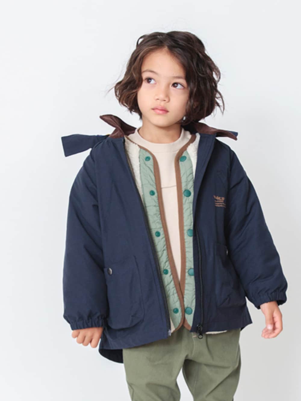 「エフオーオンラインストア(F.O.Online Store)、F.O.Online Store、BREEZE、アウター、冬コーデ、カジュアルコーデ、休日コーデ、お出かけコーデ、男の子、キッズコーデ、ネイビー、カーキ、カジュアルダウン、冬アウター」｜「BREEZEのスターパッチトレーナー（スウェット、ベージュ系）」を使った、F.O.OnlineStoreさん（キッズ・110cm）の冬コーディネートの1枚目の写真