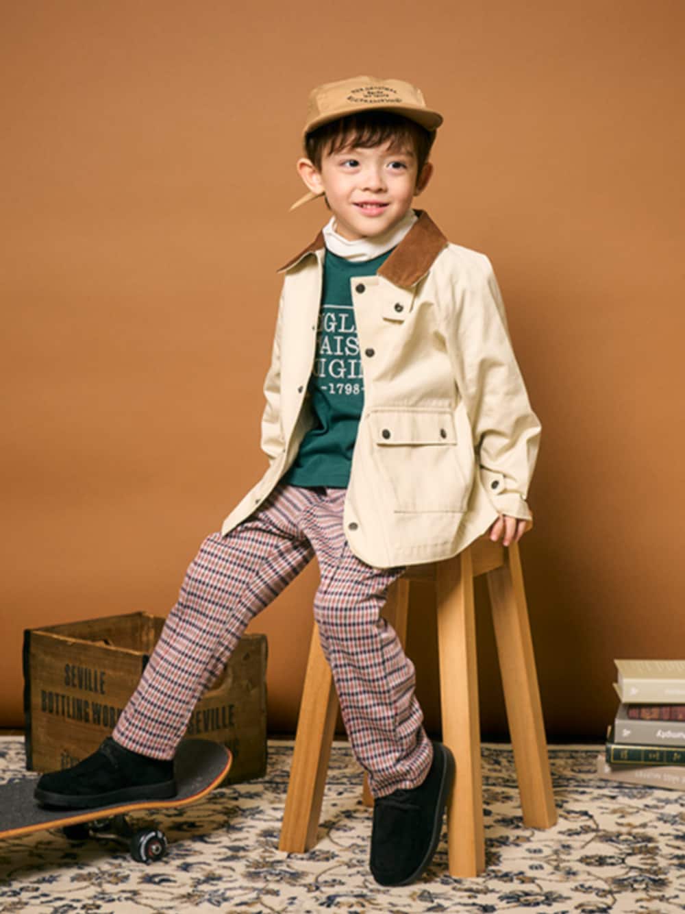 「F.O.Online Store、エフオーオンラインストア(F.O.Online Store)、apres les cours、アプレレクール、カジュアル、カジュアルコーデ、軽アウター、秋コーデ、秋服、秋、秋アウター、ジャケット、キャップ、チェック、おとこのこ」｜「apres les coursのスウェードショートブーツ（ブーツ、ブラック系）」を使った、F.O.OnlineStoreさん（キッズ・110cm）の夏コーディネートの1枚目の写真