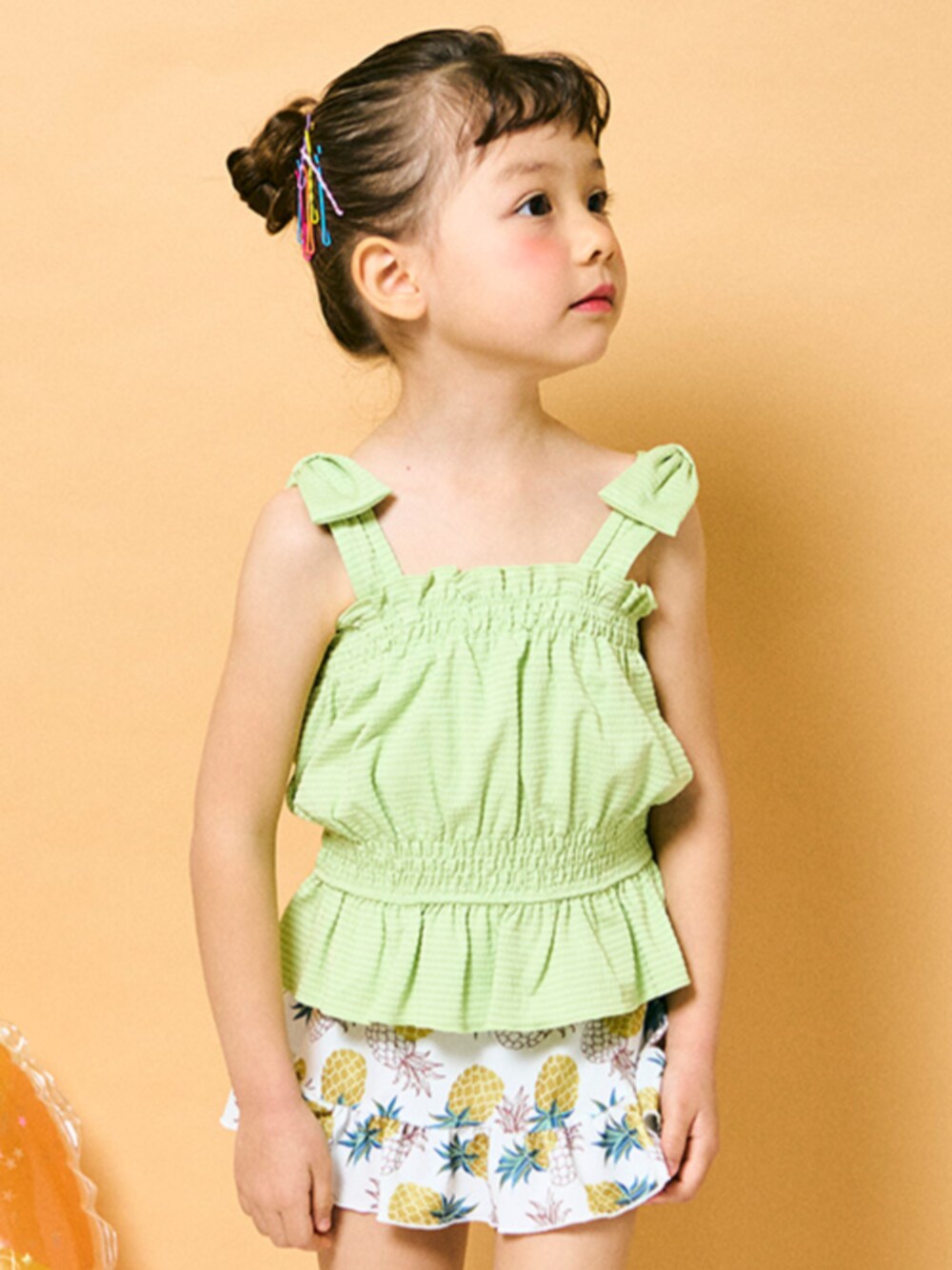 「エフオーオンラインストア(F.O.Online Store)、F.O.Online Store、apres les cours、アプレレクール、セパレート水着、キッズ水着、スイムウェア、パイナップル、夏レジャー、海水浴、女の子、おんなのこ、みどり、グリーン、リボン」｜「apres les coursの【ZOZO先行販売/リンク】ギンガム・フラワー・パイナップル柄セパレート水着_UVカット（水着、グリーン系）」を使った、F.O.OnlineStoreさん（キッズ・110cm）の春コーディネートの1枚目の写真