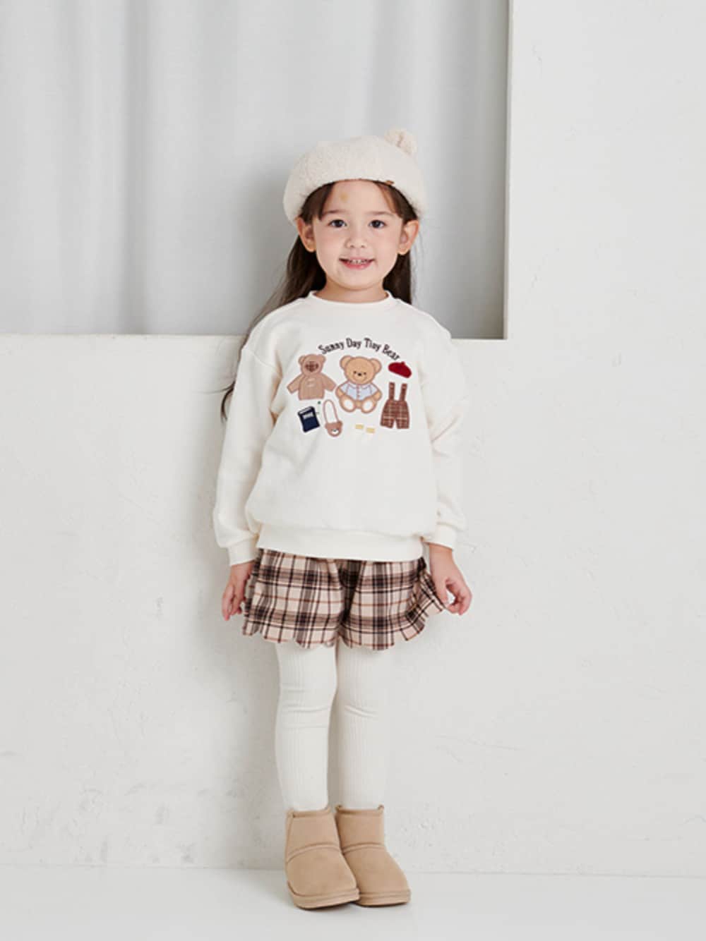「F.O.Online Store、エフオーオンラインストア(F.O.Online Store)、apres les cours、アプレレクール、tiny bear、トレーナー、スウェット、ショートパンツ、チェック柄、チェック、ワッペン、ベレー帽、冬コーデ、冬、お出かけコーデ」｜「apres les coursのリブタイツ（タイツ/ストッキング、ホワイト系）」を使った、F.O.OnlineStoreさん（キッズ・110cm）の秋コーディネートの1枚目の写真