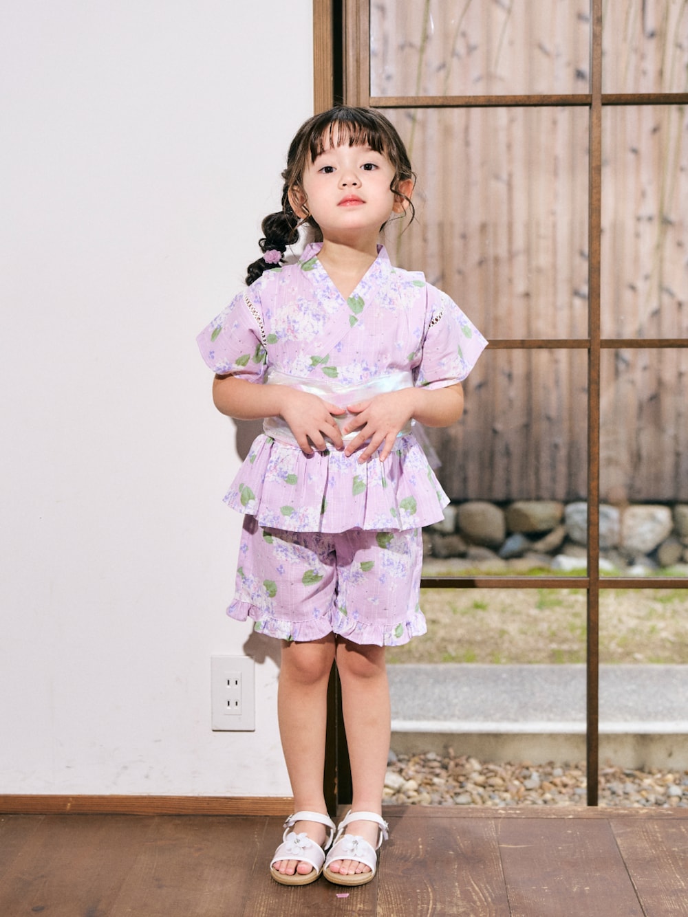 「F.O.Online Store、エフオーオンラインストア(F.O.Online Store)、apres les cours、アプレレクール、キッズコーデ、キッズファッション、女の子、女の子コーデ、浴衣、甚平、夏コーデ、夏、夏休み、夏祭り、花柄」｜「apres les coursの【リンク】アプレのはんなりGIRLS甚平（浴衣、パープル系）」を使った、F.O.OnlineStoreさん（キッズ・110cm）の春コーディネートの1枚目の写真