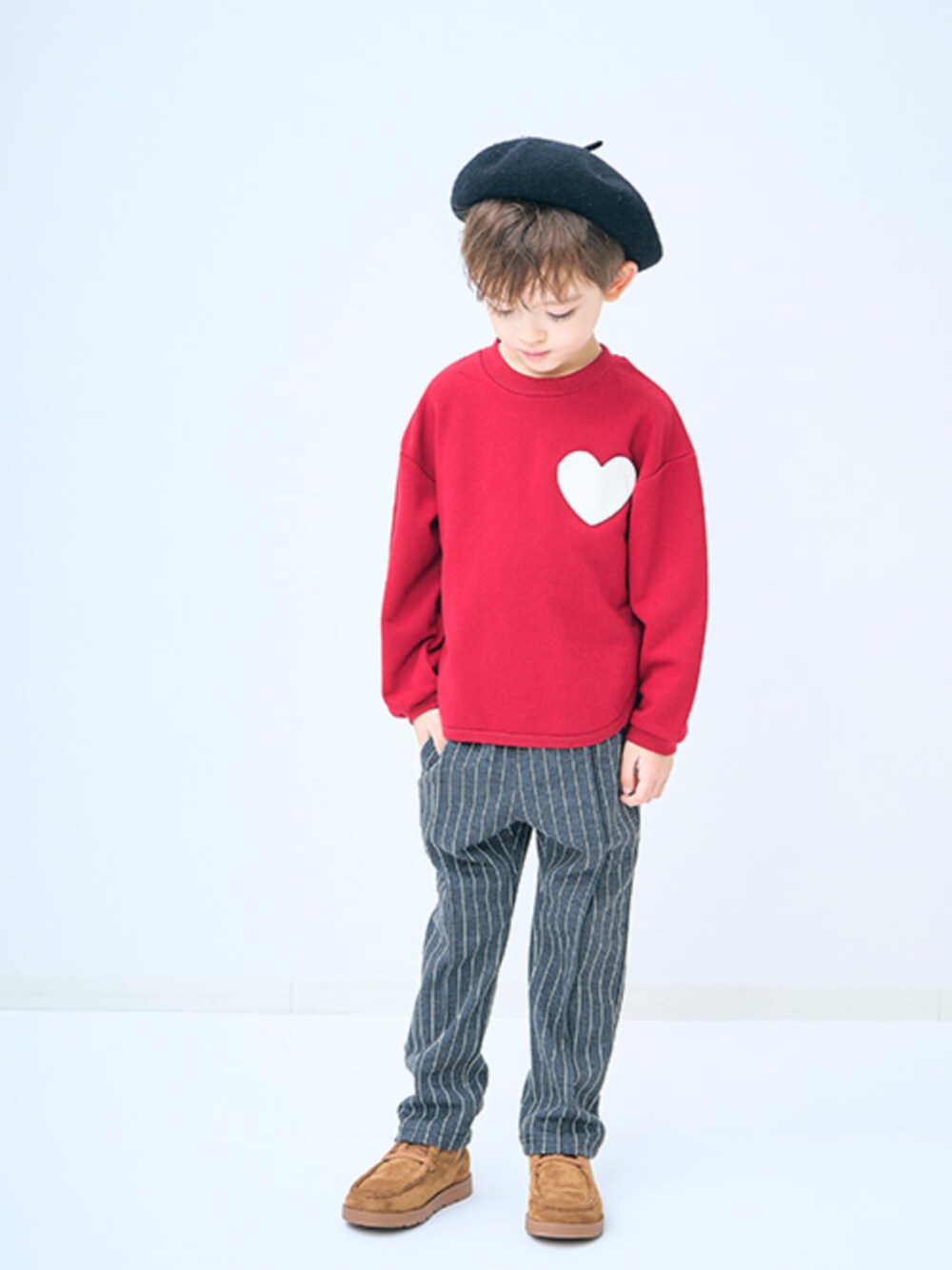「F.O.Online Store、エフオーオンラインストア(F.O.Online Store)、apres les cours、アプレレクール、男の子、カジュアル、トレーナー、ハート、レッド、秋冬コーデ、ストライプ、ユニセックス、子供服、おでかけコーデ、秋コーデ」｜「apres les coursのスウェードショートブーツ（ブーツ、ベージュ系）」を使った、F.O.OnlineStoreさん（キッズ・110cm）の秋コーディネートの1枚目の写真
