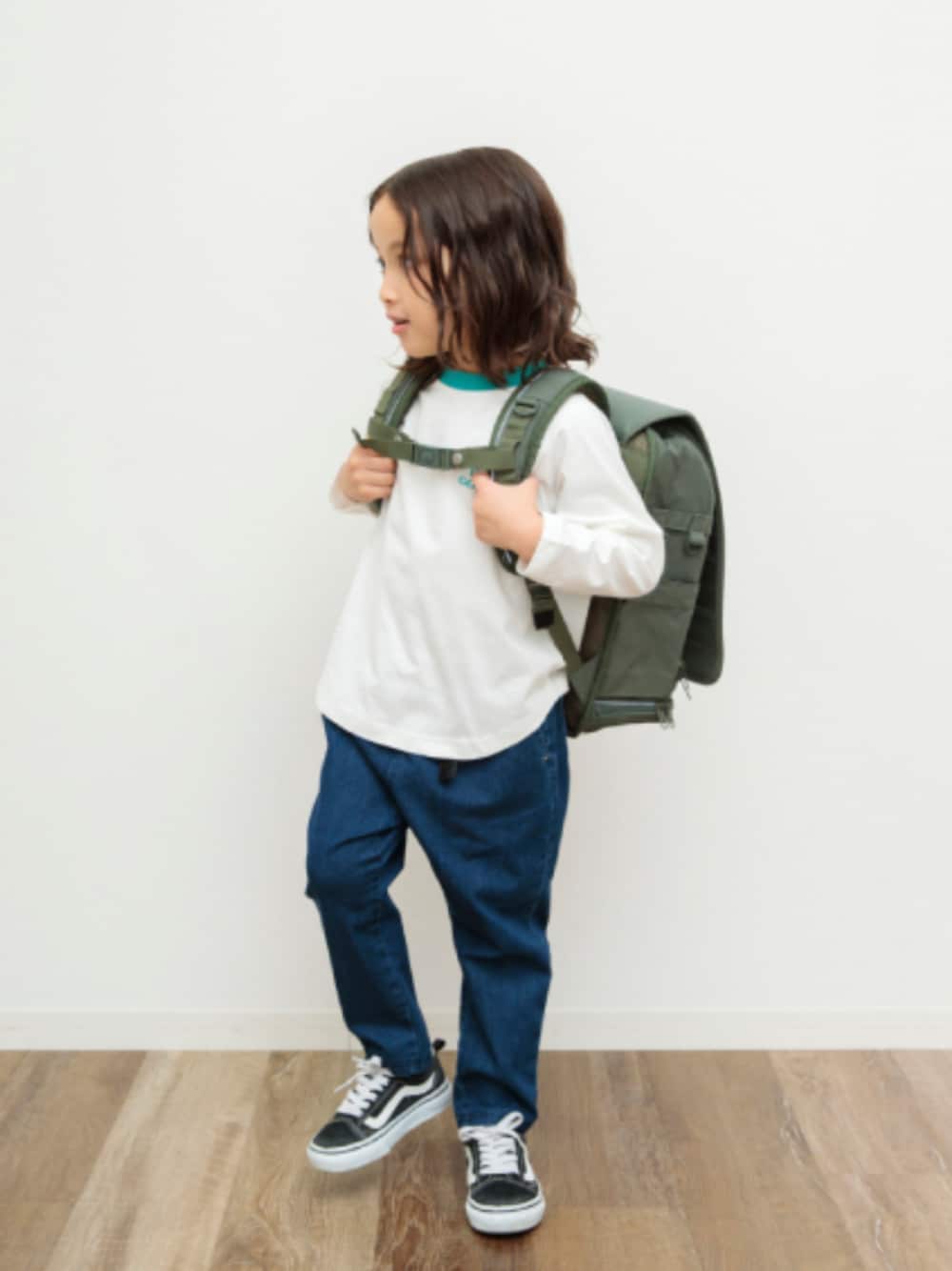 「F.O.Online Store、エフオーオンラインストア(F.O.Online Store)、BREEZE、ブリーズ、キッズコーデ、キッズファッション、男の子、ユニセックス、カジュアル、カジュアルコーデ、ロンT、ロゴT、デニム、ランドセル、通学コーデ」｜「BREEZEの6柄ラグランロンT（Tシャツ/カットソー、ホワイト系）」を使った、F.O.OnlineStoreさん（キッズ・110cm）の春コーディネートの1枚目の写真