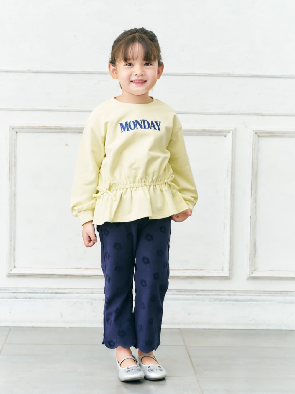 「F.O.Online Store、エフオーオンラインストア(F.O.Online Store)、apres les cours、アプレレクール、キッズファッション、キッズコーデ、女の子、ロンT、パンツスタイル、お出かけコーデ、秋服準備はじめました、秋服、パンプス、プチプラ、通園コーデ」｜「apres les coursのねこちゃんパンプス（パンプス、シルバー系）」を使った、F.O.OnlineStoreさん（キッズ・110cm）の秋コーディネートの1枚目の写真