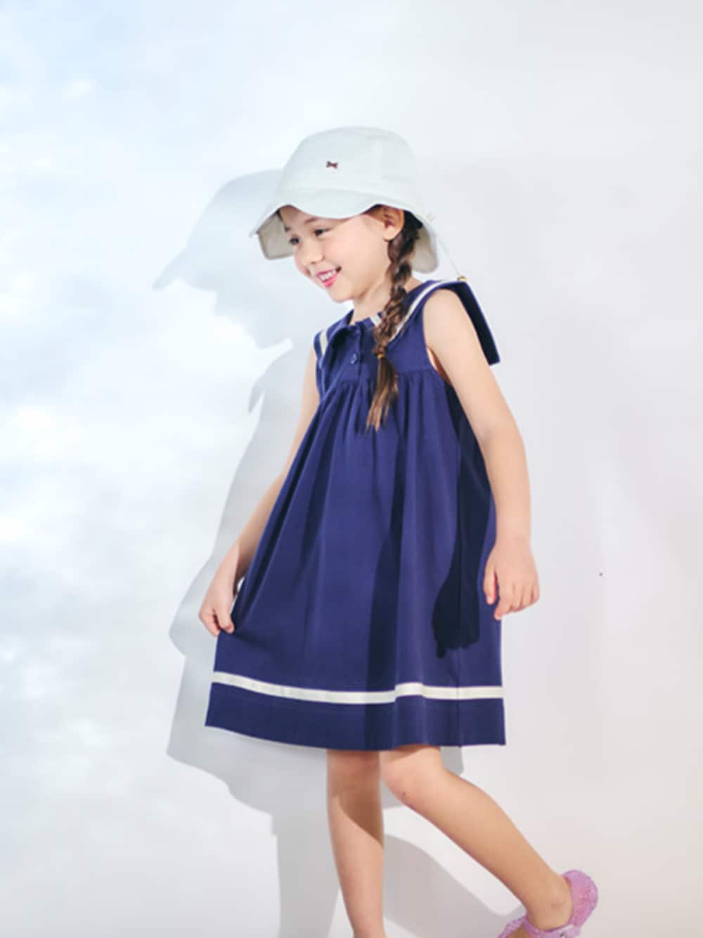 「F.O.Online Store、エフオーオンラインストア(F.O.Online Store)、apres les cours、アプレレクール、ワンピース、セーラー襟、ネイビー、夏コーデ、ノースリーブ、キッズコーデ、おんなのこ、おでかけコーデ、きれいめカジュアル、フェミニン、夏」｜「apres les coursのセーラーカラーワンピース（ワンピース、ブルー系）」を使った、F.O.OnlineStoreさん（キッズ・110cm）の夏コーディネートの1枚目の写真