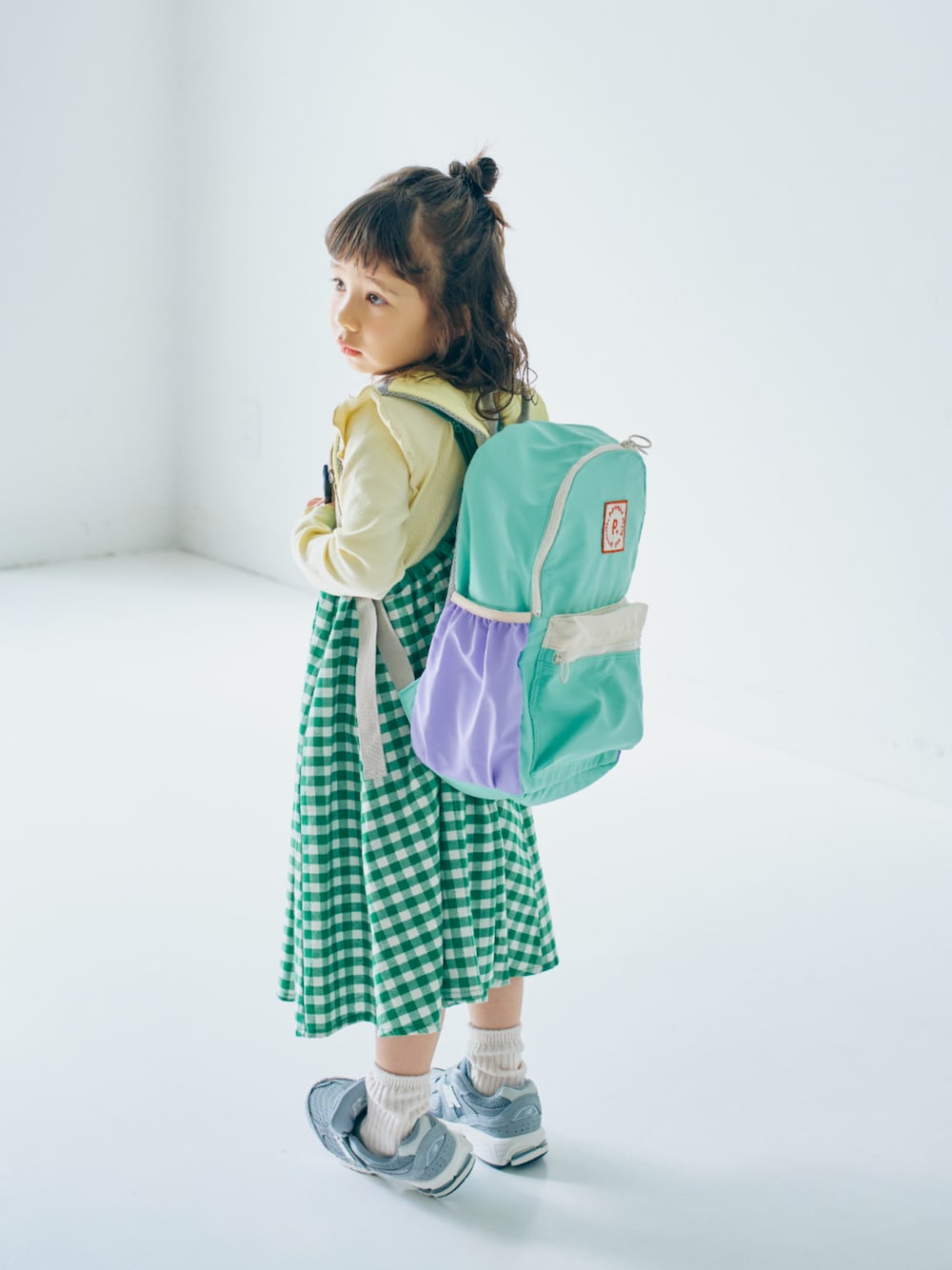 「F.O.Online Store、エフオーオンラインストア(F.O.Online Store)、p.premier、ピードットプルミエ、キッズコーデ、キッズファッション、女の子、ワンピース、チェック、リュック、靴下チラ見せ、運動会、遠足、ピクニック、お出かけコーデ」｜「p.premierのイロチ買いしたいカラーリブソックス（ソックス/靴下、ホワイト系）」を使った、F.O.OnlineStoreさん（キッズ・110cm）の春コーディネートの1枚目の写真