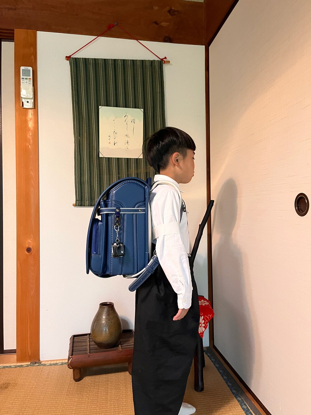 「入学式、ランドセル、サロペット、モノトーン」｜「combiminiのらくちん 長袖オックスシャンブレー前立て配色シャツ（スナップボタン仕様）（シャツ/ブラウス、ホワイト系）」を使った、sakubookさん（キッズ・110cm）の春コーディネートの1枚目の写真
