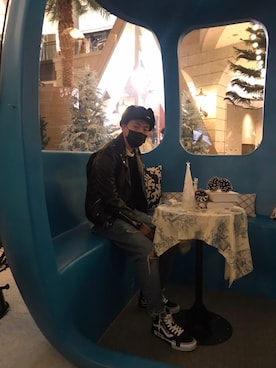 「スニーカー好きと繋がりたい」｜「アイテム（ライダースジャケット）」を使った、リュウ ショウキンさん（メンズ・172cm）の冬コーディネート