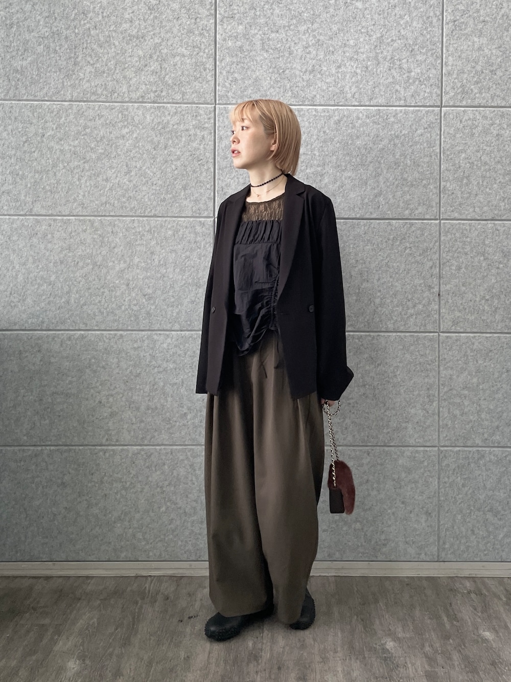 ブラウン系のその他パンツ、ブラウン系のTシャツ/カットソー、ブラック系のタンクトップを着用したレディースの秋コーディネートの1枚目の写真