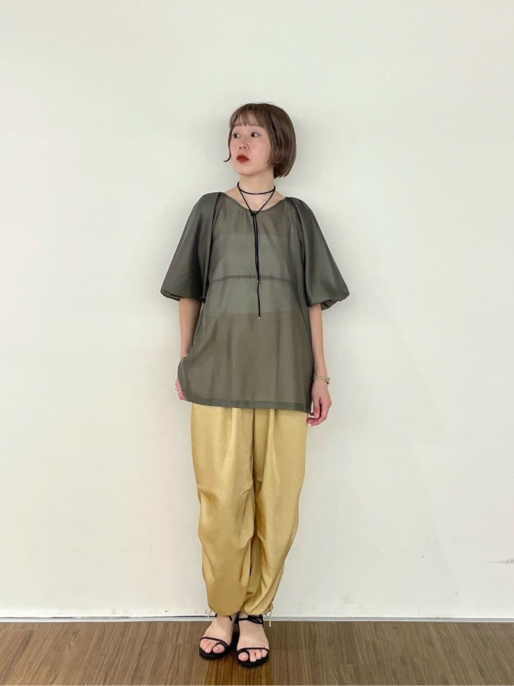 グレー系のシャツ/ブラウス、ベージュ系のその他パンツを着用したレディースの夏コーディネートの1枚目の写真