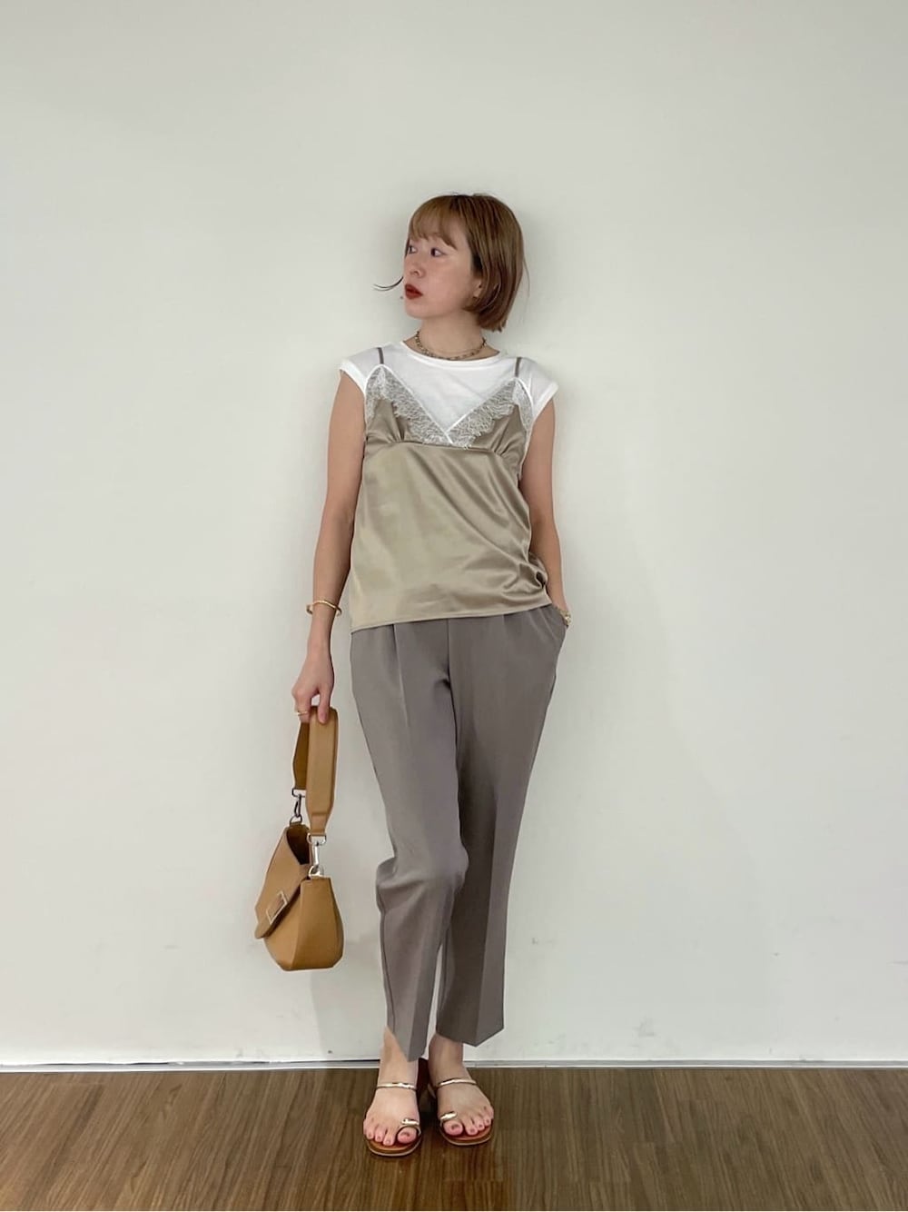 ベージュ系のTシャツ/カットソー、ベージュ系のその他パンツ、ベージュ系のショルダーバッグを着用したレディースの秋コーディネートの1枚目の写真