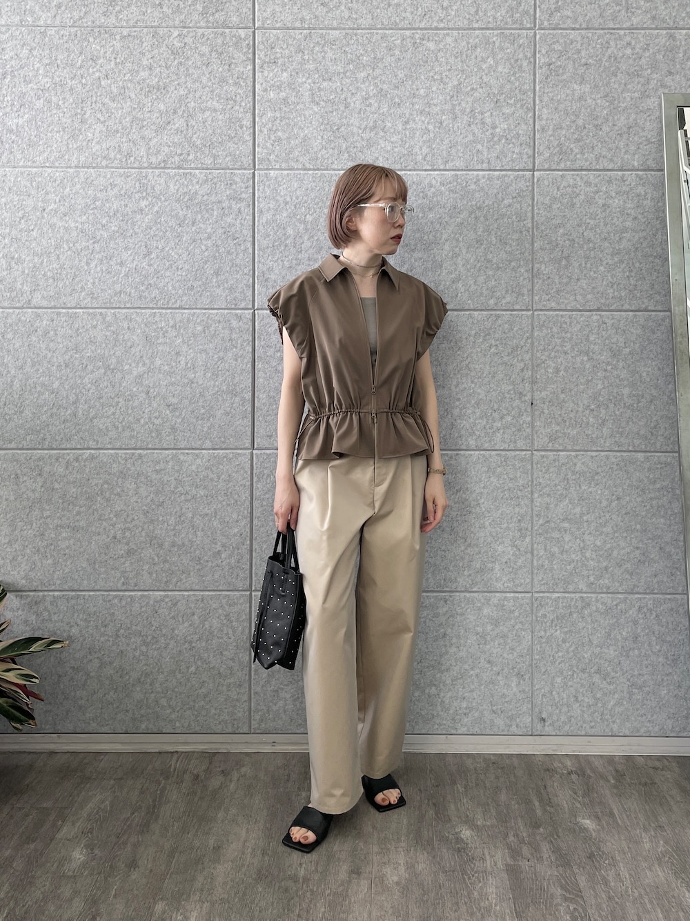ベージュ系のその他パンツ、ブラック系のトートバッグ、ブラウン系のブルゾンを着用したレディースの春コーディネートの1枚目の写真