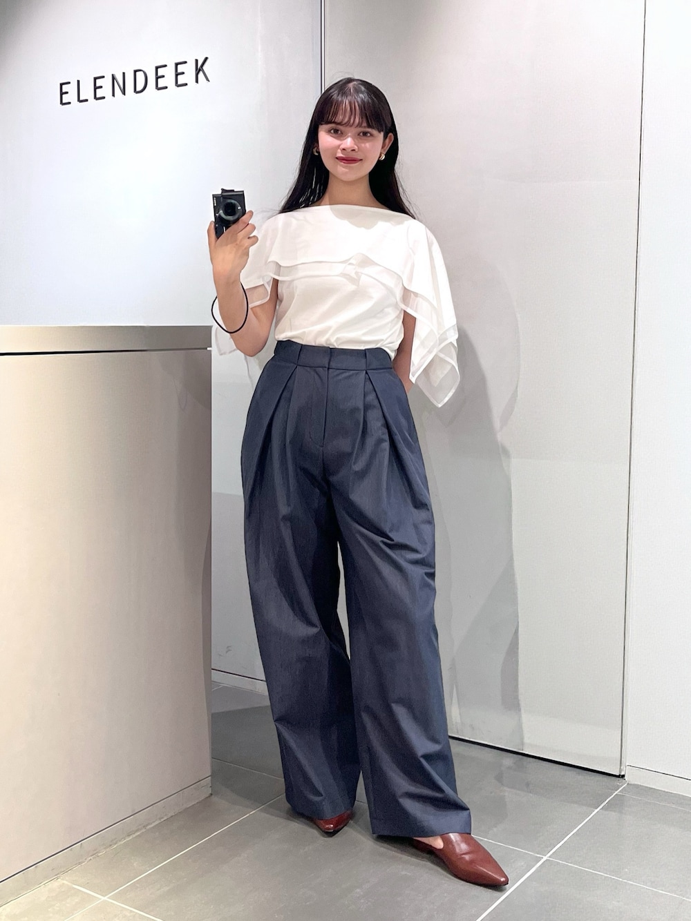 ホワイト系のTシャツ/カットソー、ブルー系のその他パンツ、ブラウン系のパンプスを着用したレディースの夏コーディネートの1枚目の写真