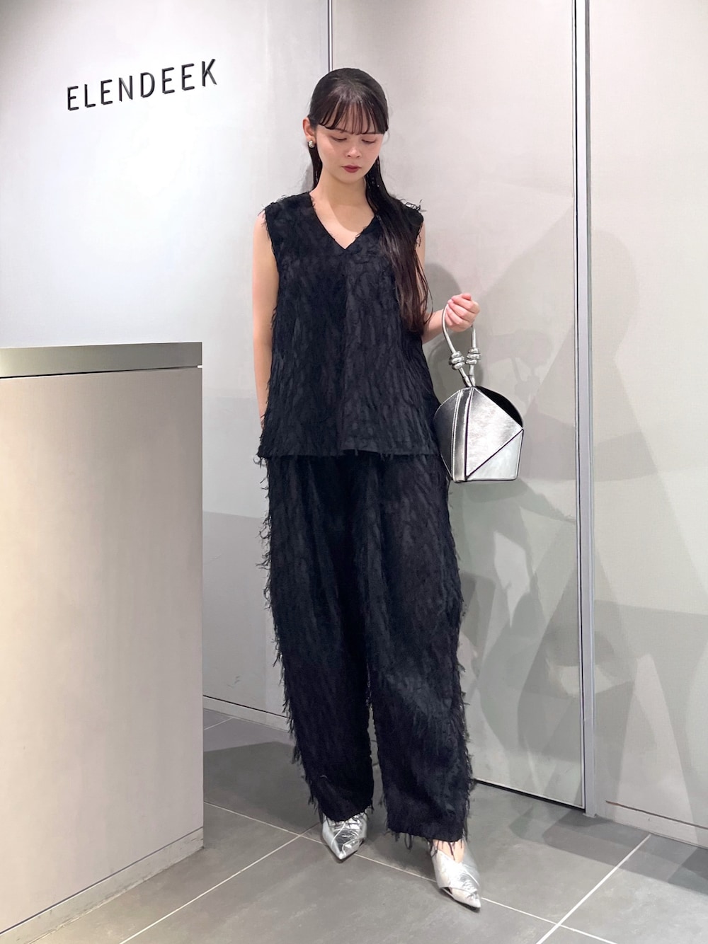 ブラック系のシャツ/ブラウス、ブラック系のその他パンツ、シルバー系のパンプスを着用したレディースの夏コーディネートの1枚目の写真