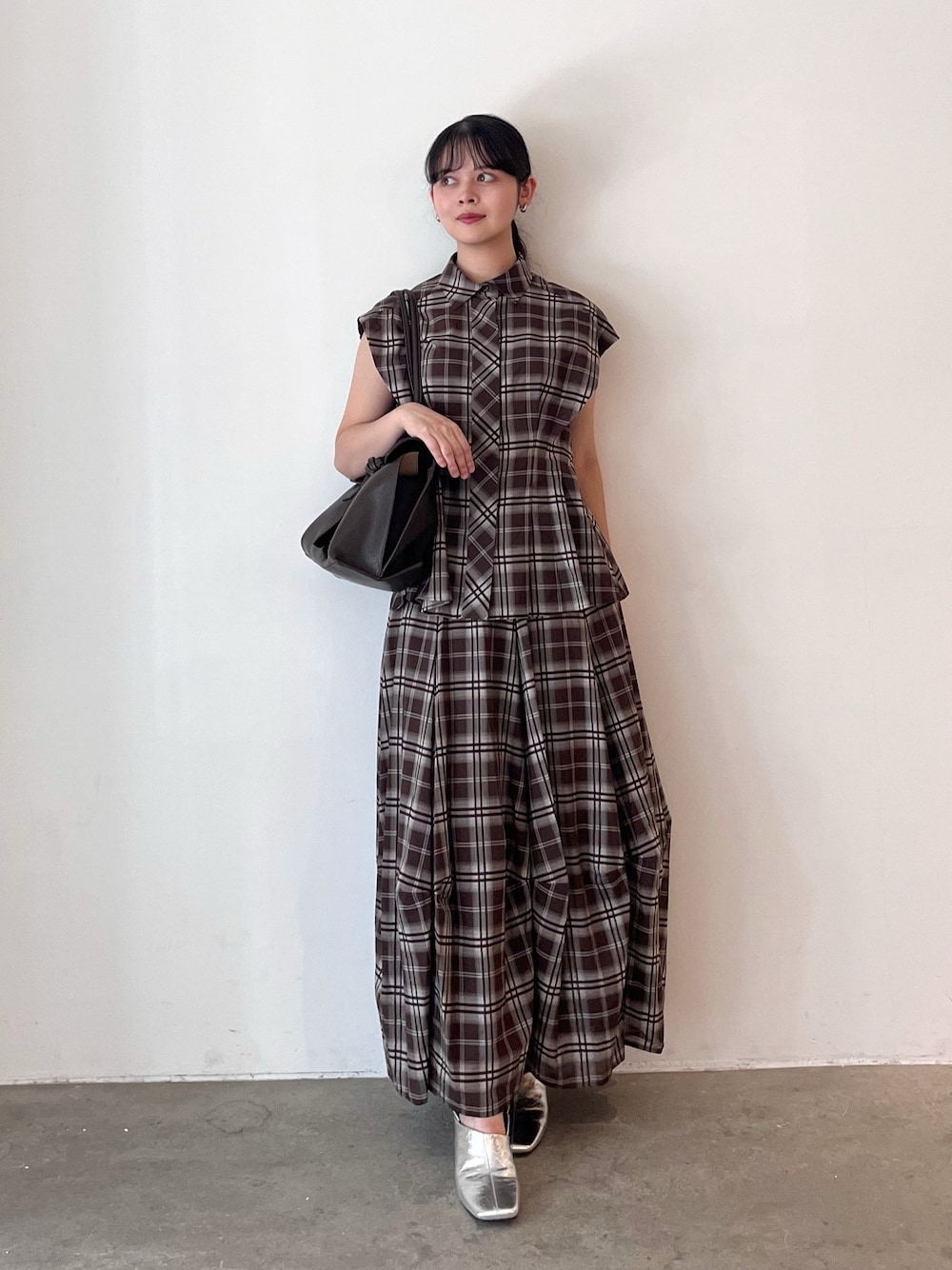 ブラウン系のシャツ/ブラウス、ブラウン系のスカート、シルバー系のブーツを着用したレディースの夏コーディネートの1枚目の写真