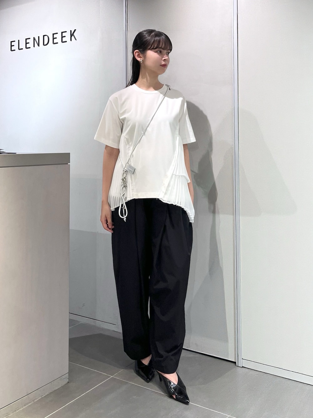 ホワイト系のTシャツ/カットソー、ブラック系のその他パンツ、ブラック系のパンプスを着用したレディースの夏コーディネートの1枚目の写真