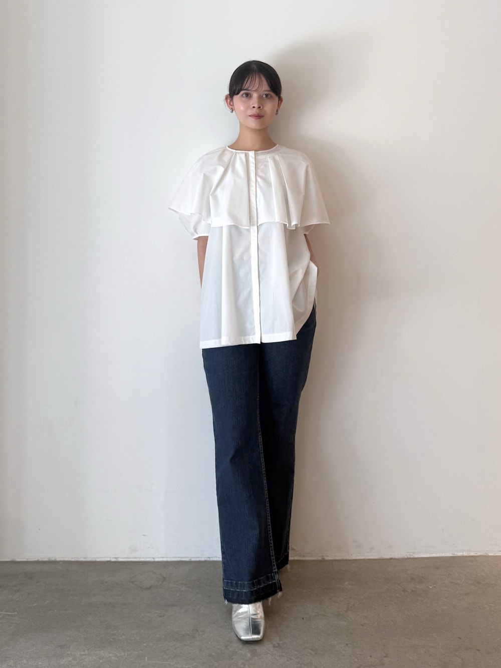 ホワイト系のシャツ/ブラウス、ブルー系のデニムパンツ、シルバー系のブーツを着用したレディースの夏コーディネートの1枚目の写真