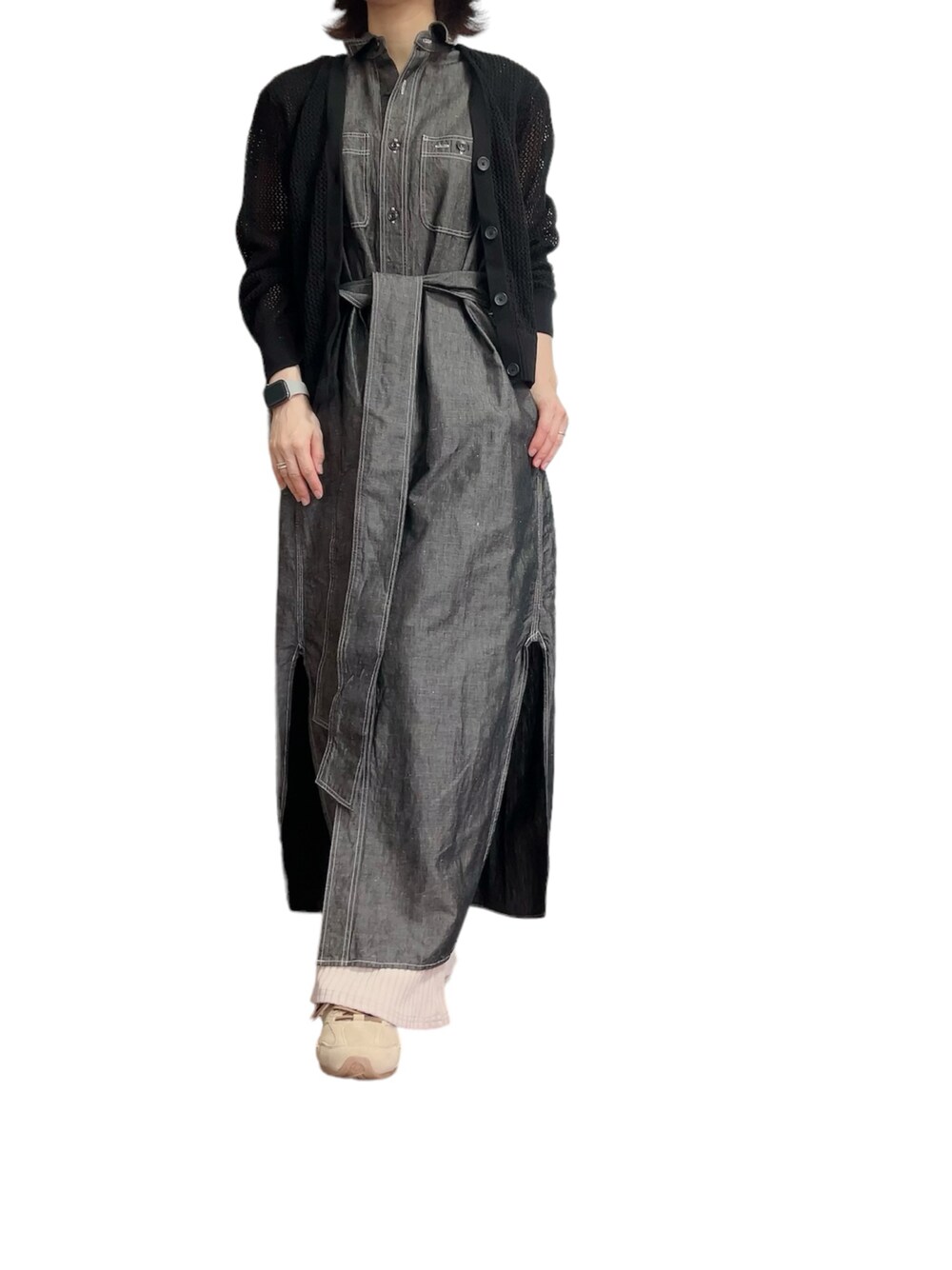 「ワンピース、シャンブレーシャツ、モノトーン、スニーカー、UNIQLO、New Balance、MIUMIU、ニューバランス」｜「HYKEのアイテム（ワンピース、ブラック系）」を使った、mmmmm000 _styleさん（レディース・161cm）の夏コーディネートの1枚目の写真