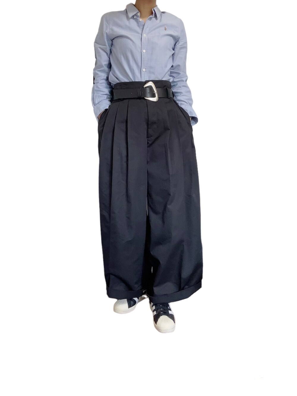 ブラック系のチノパンツ、ブラック系のベルトを着用したレディースの春コーディネートの1枚目の写真