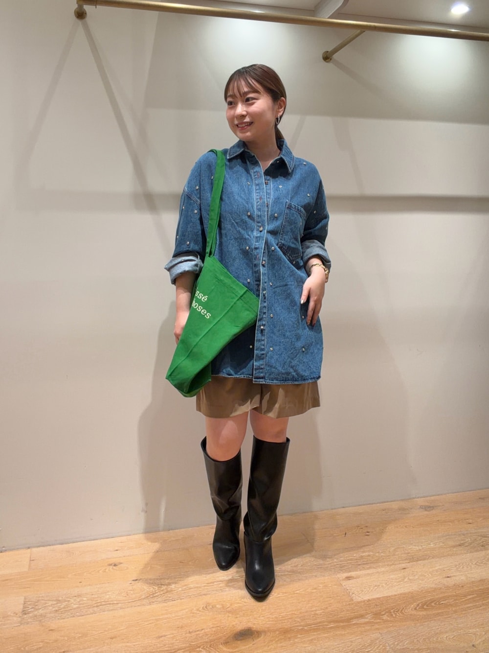 ブルー系のシャツ/ブラウス、ベージュ系のその他パンツ、ブラック系のブーツを着用したレディースの秋コーディネートの1枚目の写真