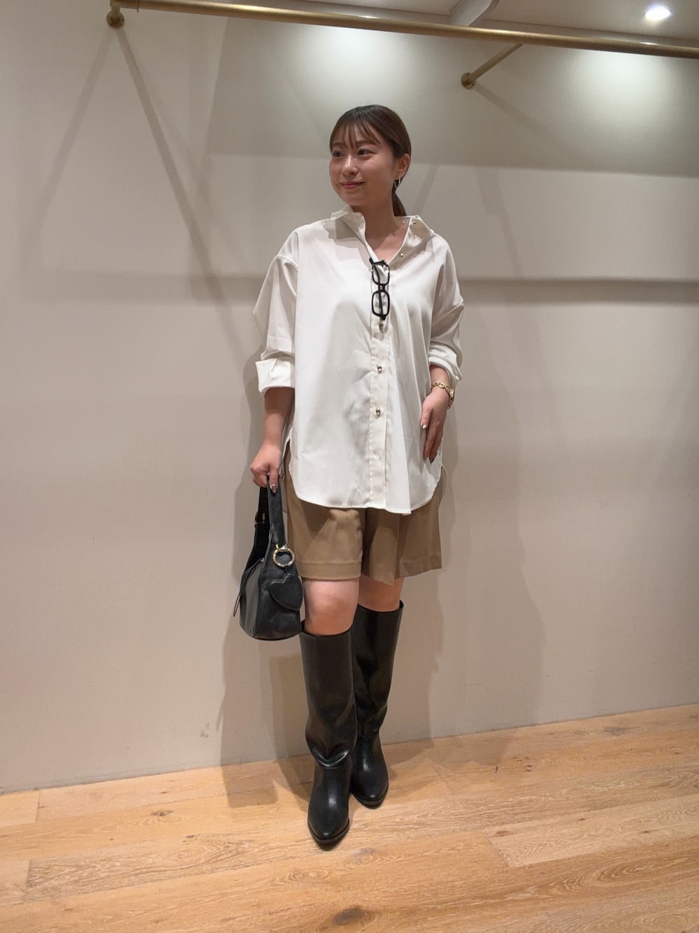 ホワイト系のシャツ/ブラウス、ベージュ系のその他パンツ、ブラック系のブーツを着用したレディースの秋コーディネートの1枚目の写真