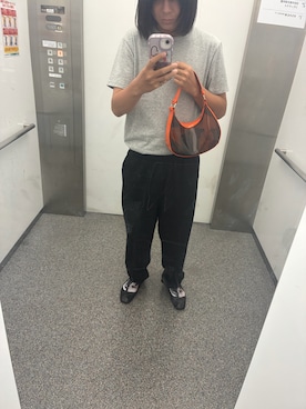 「MOUSSY（マウジー）のPVC HOBO バッグ（ハンドバッグ、オレンジ系）」を使った、無我藤子さん（メンズ・172cm）の秋コーディネート
