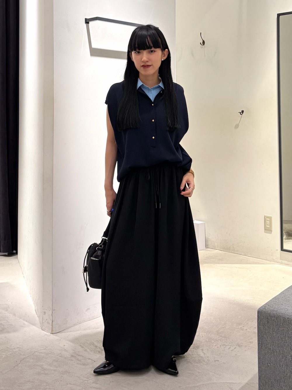 ブルー系のニット/セーター、ブラック系のその他パンツ、ブラック系のショルダーバッグを着用したレディースの秋コーディネートの1枚目の写真