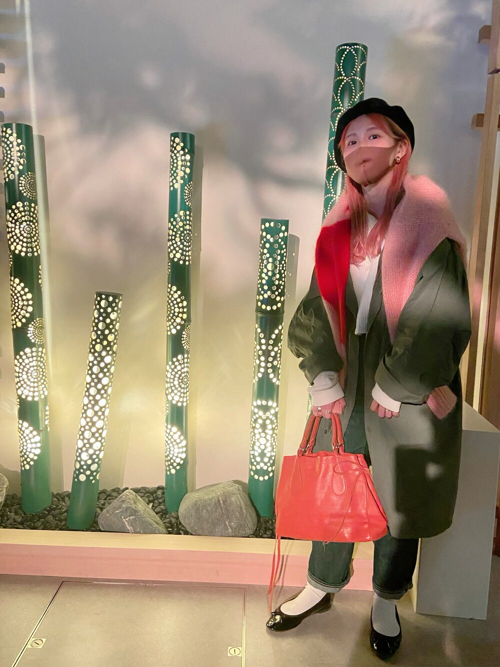 ピンク系のカーディガン/ボレロ、グリーン系のモッズコート、ホワイト系のTシャツ/カットソーを着用したレディースの秋コーディネートの1枚目の写真