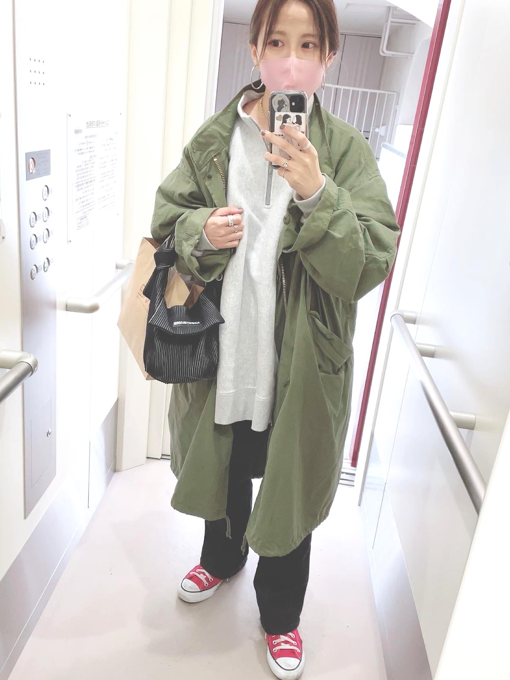 「休日スタイル、シンプルコーデ、お洒落さんとつながりたい、おしゃれさんと繋がりたい、ootd、カジュアル、春コーデ、スニーカー、デニム」｜「Ray BEAMSのChampion × Ray BEAMS / 別注 リバースウィーブ(R) ハーフジップ プルオーバー（スウェット、グレー系）」を使った、えりんこりにすたさん（レディース・156cm）の春コーディネートの1枚目の写真
