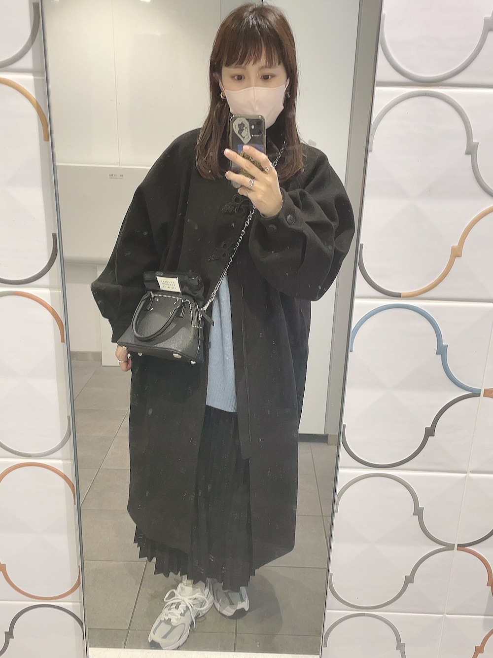 「休日コーデ、お出かけコーデ、カジュアル、カジュアルコーデ、オーバーサイズ、ロングスカート、ユニクロ、お洒落さんとつながりたい、おしゃれさんと繋がりたい、ootd、New Balance、スニーカー、スニーカーコーデ」｜「sh_kiのアイテム（ジャケット/アウター、ブラック系）」を使った、えりんこりにすたさん（レディース・156cm）の冬コーディネートの1枚目の写真
