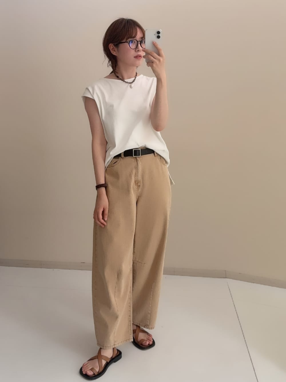 ホワイト系のTシャツ/カットソー、ピンク系のデニムパンツを着用したレディースの夏コーディネートの1枚目の写真