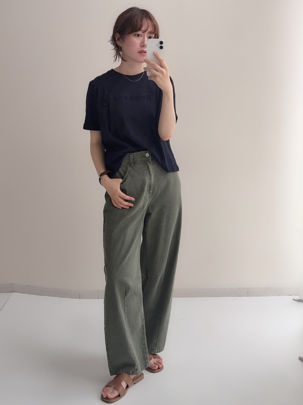 ブルー系のTシャツ/カットソー、ベージュ系のデニムパンツを着用したレディースの夏コーディネートの1枚目の写真
