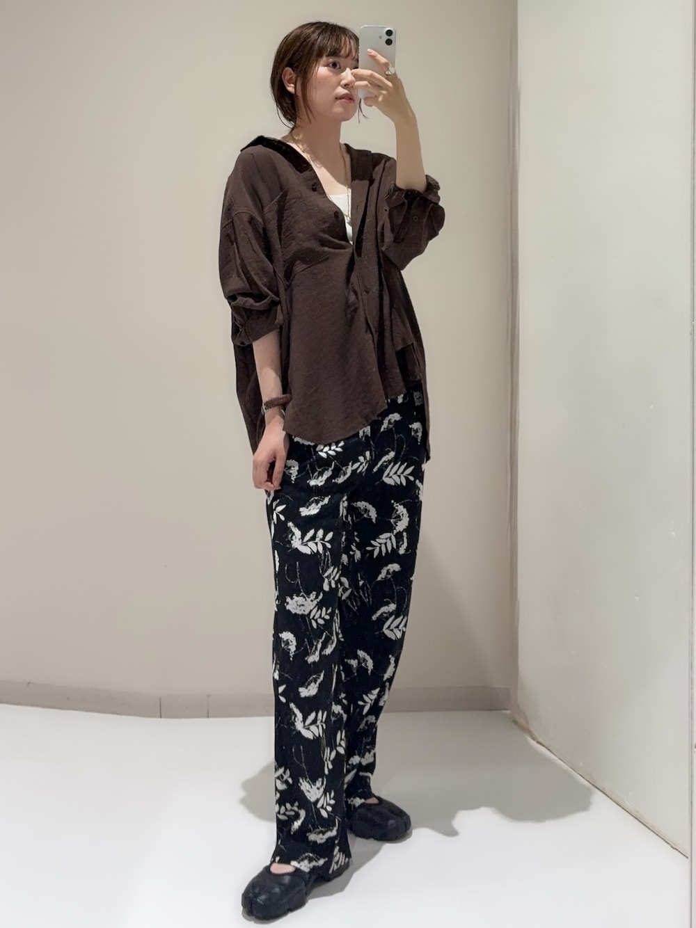 ブラウン系のシャツ/ブラウス、ベージュ系のパンツを着用したレディースの夏コーディネートの1枚目の写真