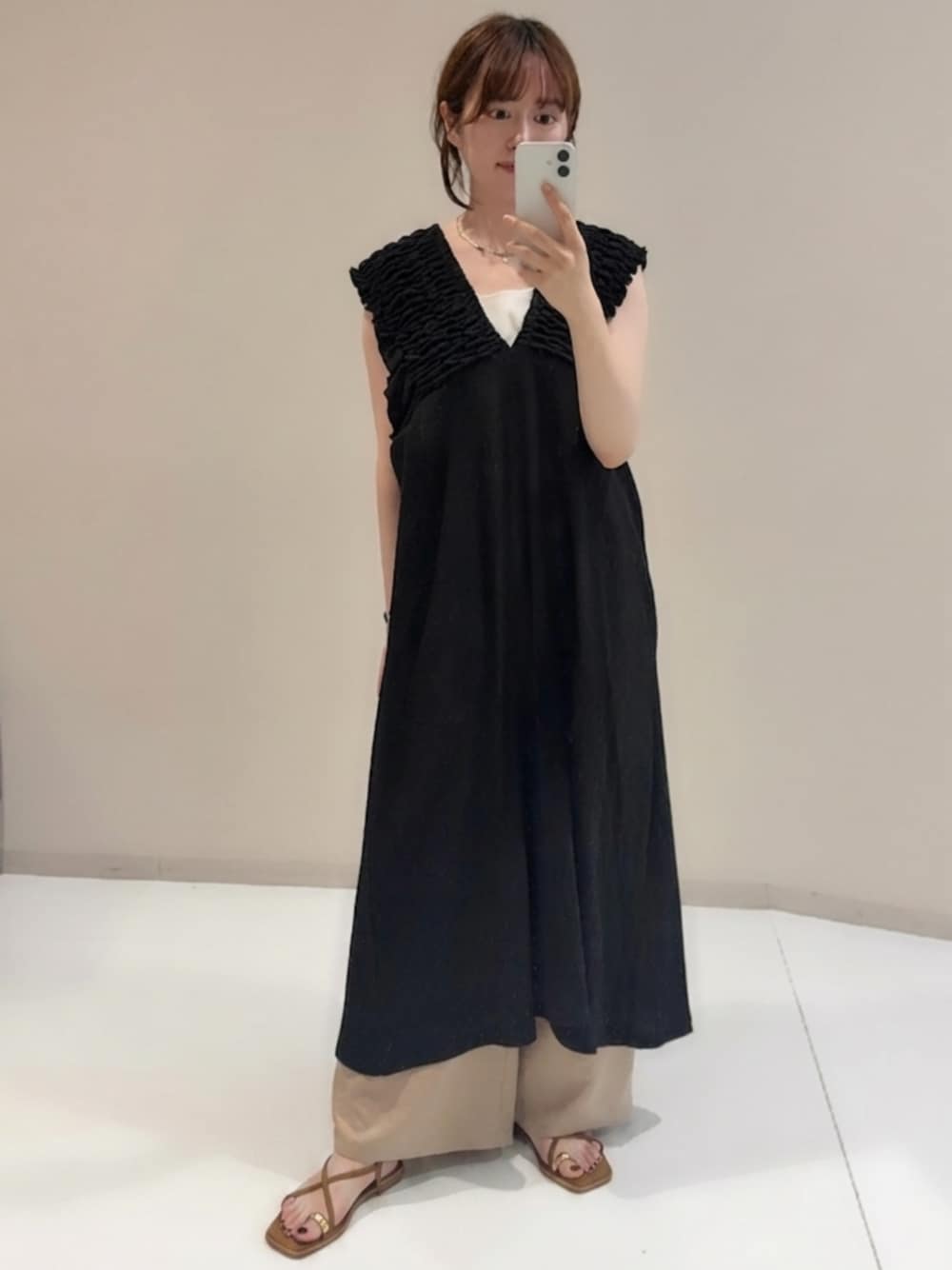 ベージュ系のパンツ、ブラック系のつなぎ/オールインワン、ホワイト系のタンクトップを着用したレディースの夏コーディネートの1枚目の写真