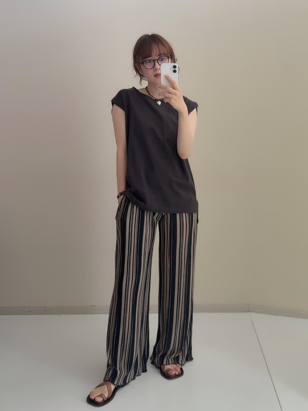 グレー系のTシャツ/カットソー、グリーン系のその他パンツを着用したレディースの夏コーディネートの1枚目の写真
