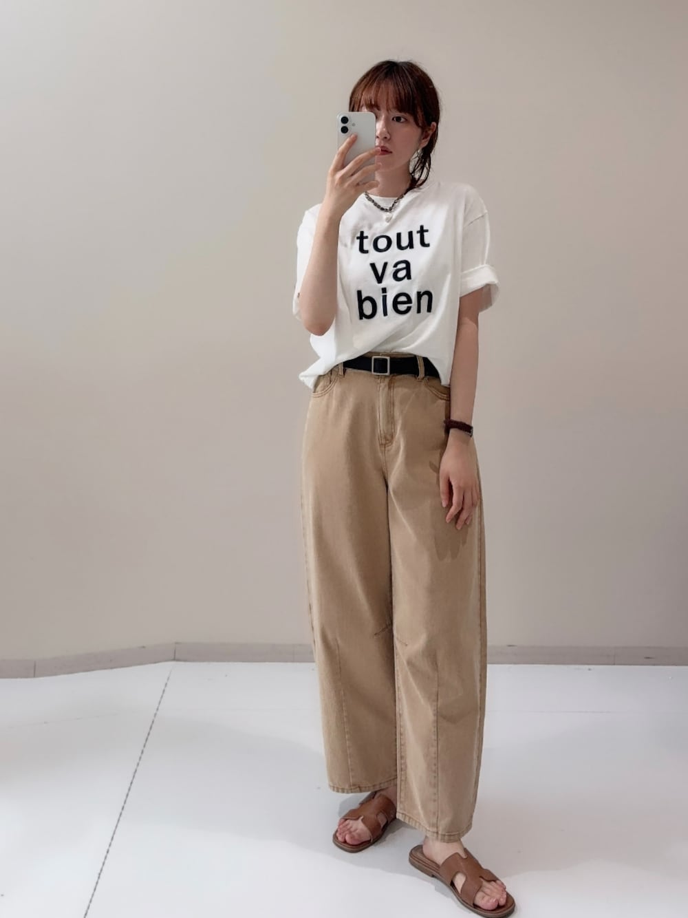 ピンク系のデニムパンツ、ホワイト系のTシャツ/カットソーを着用したレディースの夏コーディネートの1枚目の写真