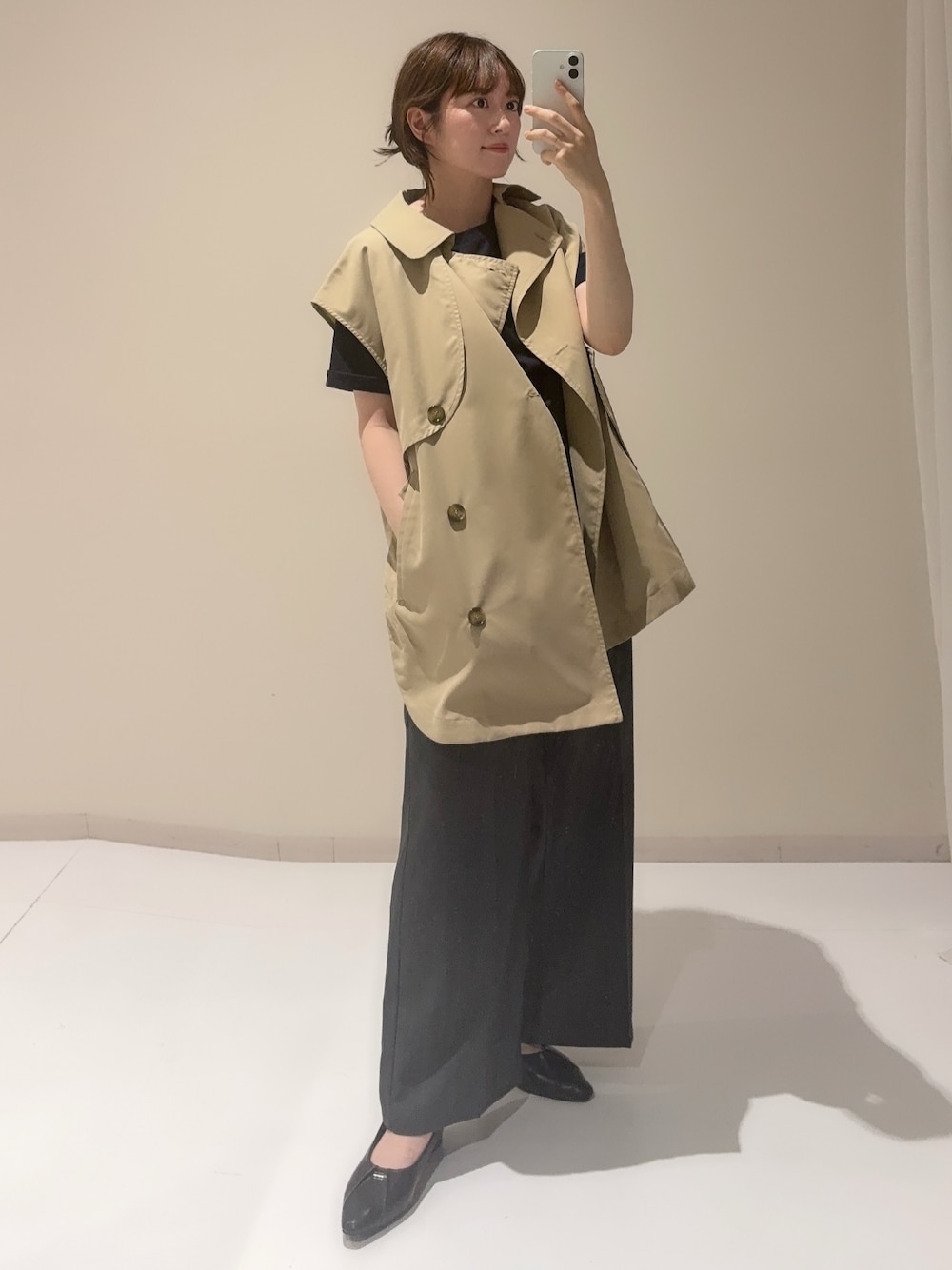 ブルー系のTシャツ/カットソー、グレー系のオールインワン・サロペット、ベージュ系のベストを着用したレディースの秋コーディネートの1枚目の写真