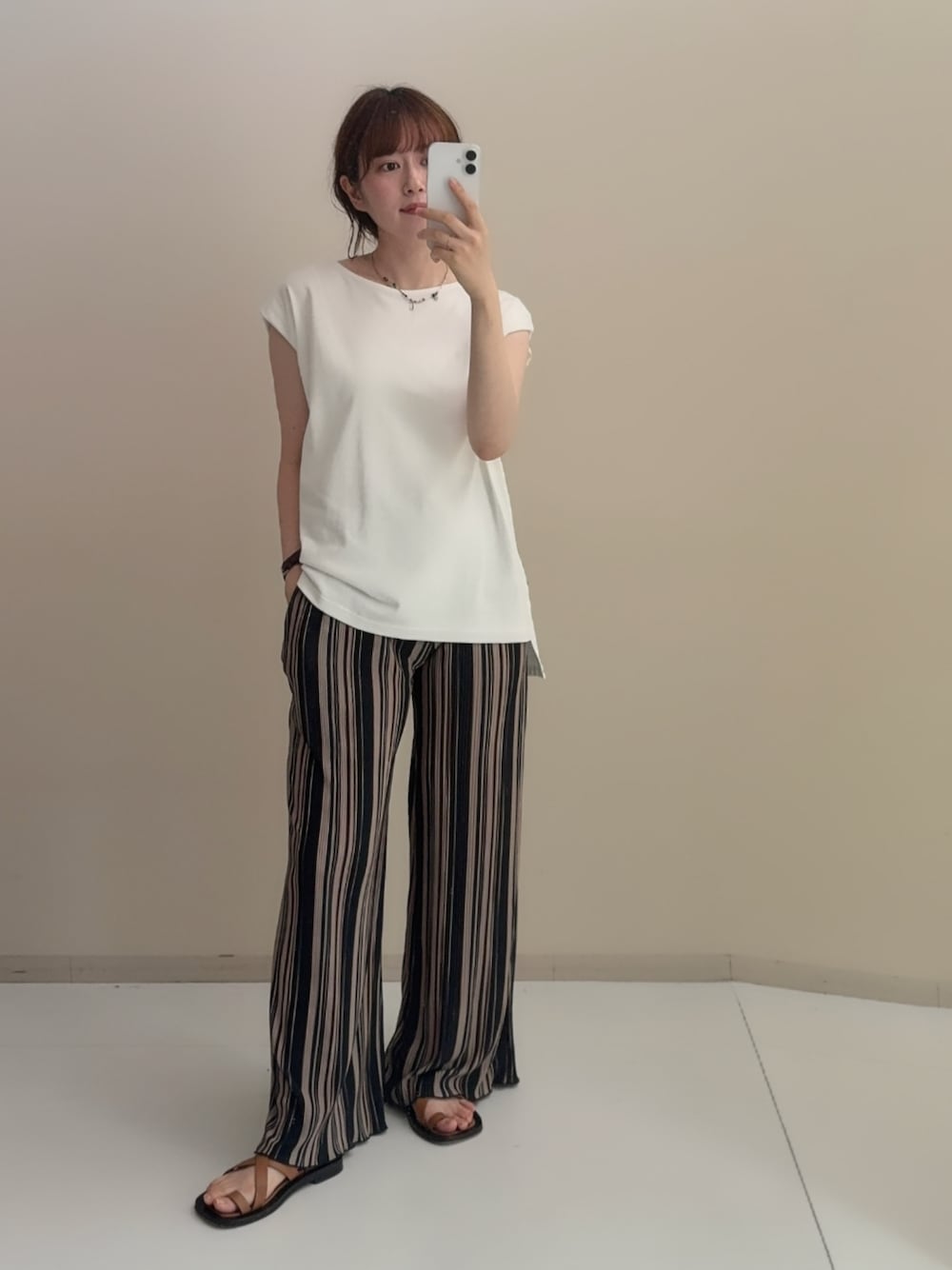 ホワイト系のTシャツ/カットソー、グリーン系のその他パンツを着用したレディースの夏コーディネートの1枚目の写真