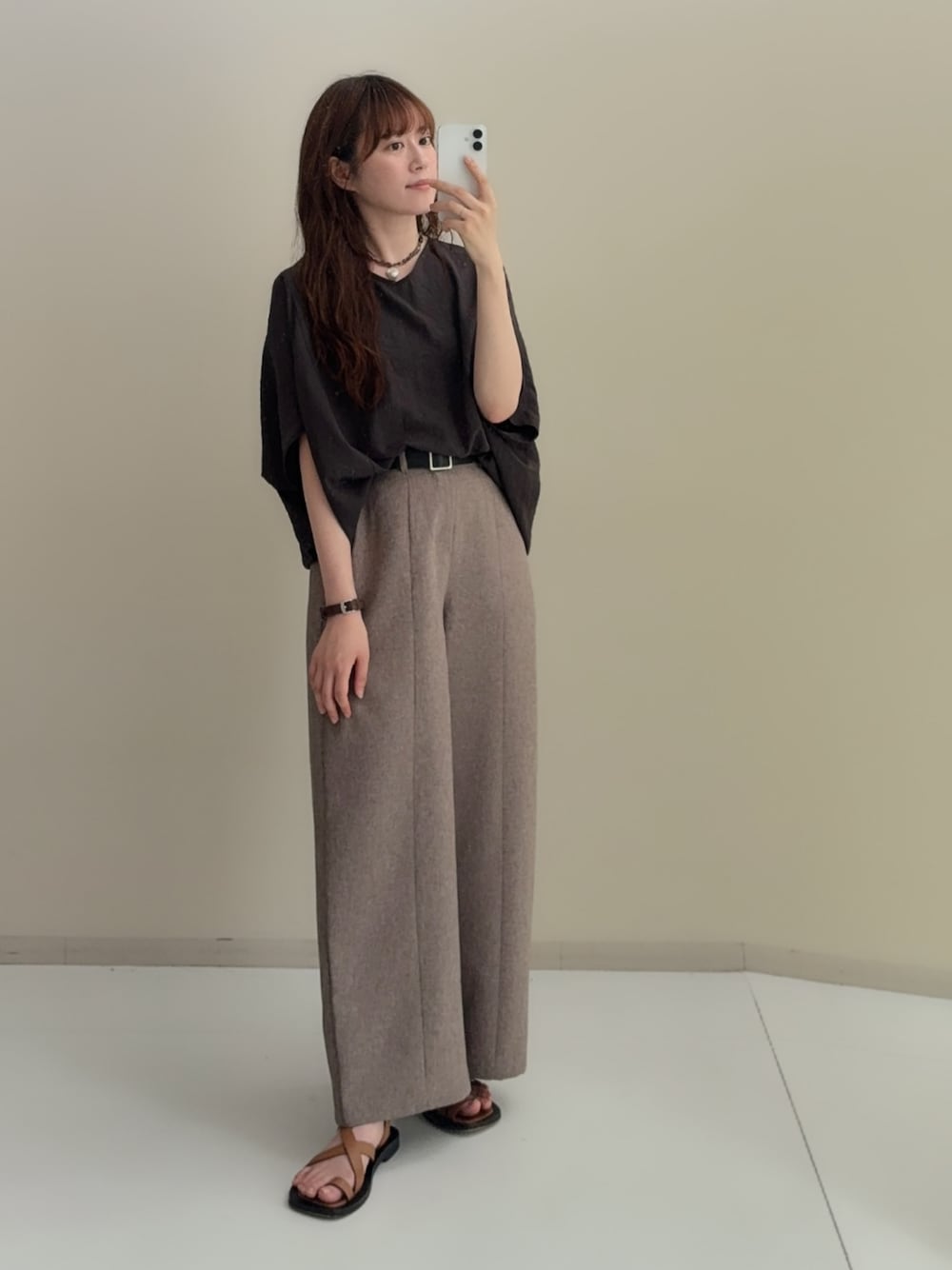 ブラウン系のその他パンツ、ブラウン系のシャツ/ブラウスを着用したレディースの夏コーディネートの1枚目の写真